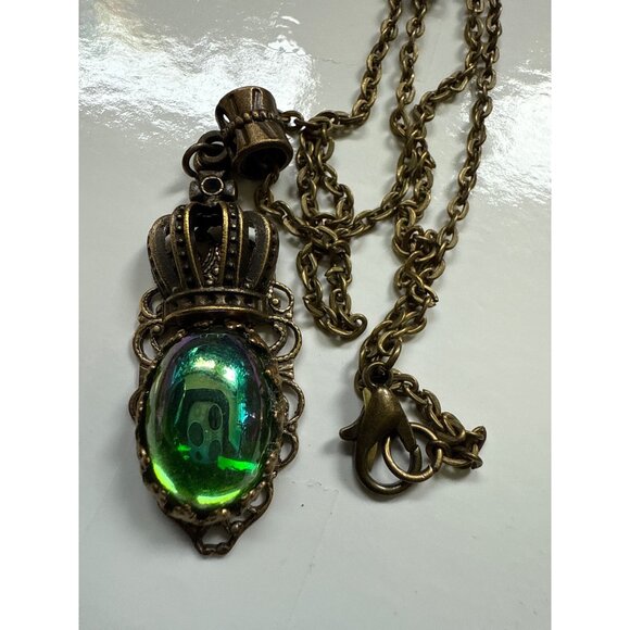Vintage-Style Iridescent Green Pendant Necklace Ornate Crown Design Silver-Tone - Picture 7 of 8
